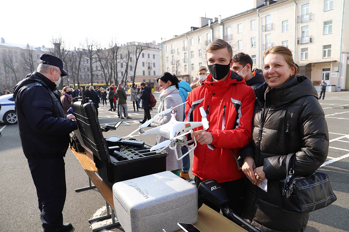 Квадрoкоптеры, мотоциклы, тематические экспозиции и сдача экзамена по ПДД - в Академии МВД прошел день открытых дверей